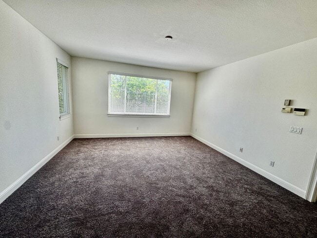 Building Photo - Fabulous Serrano Home