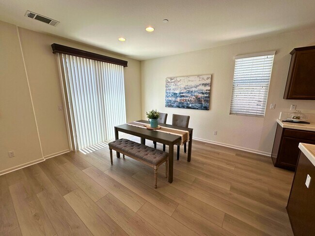 Building Photo - Stunning 4 Bedroom, 3 Bath Questa Home