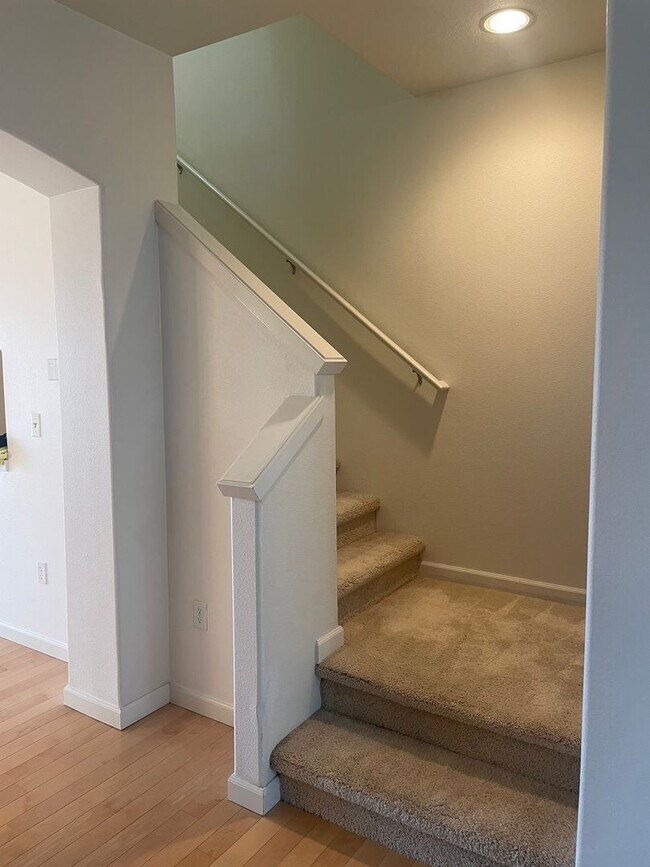 Building Photo - Beautiful Murray Hills Condo Townhome Now ...