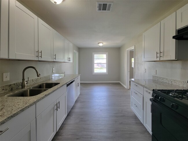 Building Photo - 4909 Holloway Dr