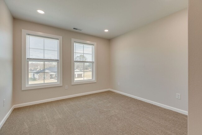 Building Photo - NEWLY BUILT 3 BED/2.5 BATH