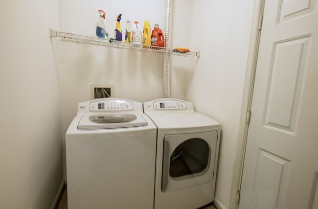 Building Photo - Tower Oaks First-Time Townhome in Rockville is Move-in Ready!