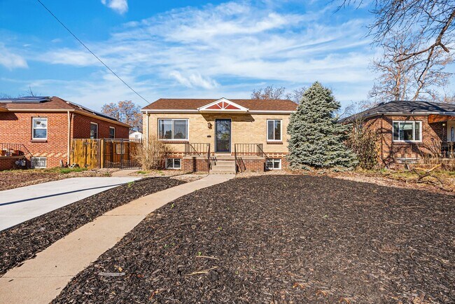 Building Photo - Available NOW! 3 Bedroom 2 Bath Beautiful Home in Sunny Side!