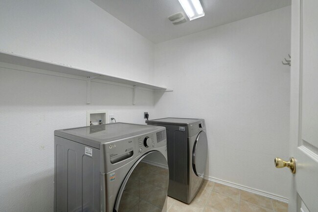 Building Photo - Spacious 4-Bedroom Gem with Office in Desi...