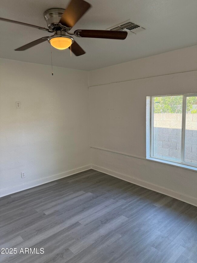 Building Photo - 2536 W Morten Ave