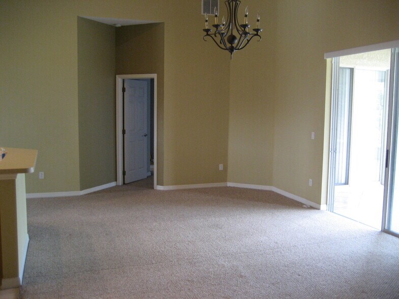 Family Room - 3924 Hollow Crossing Dr