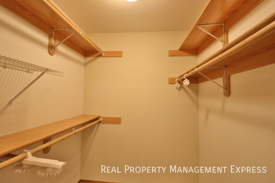 Building Photo - Stunning 5 Bedroom 3 Bath Home in South East Sioux Falls