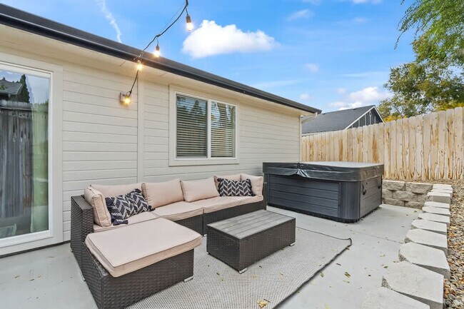 Building Photo - 44 S Sugar Ave