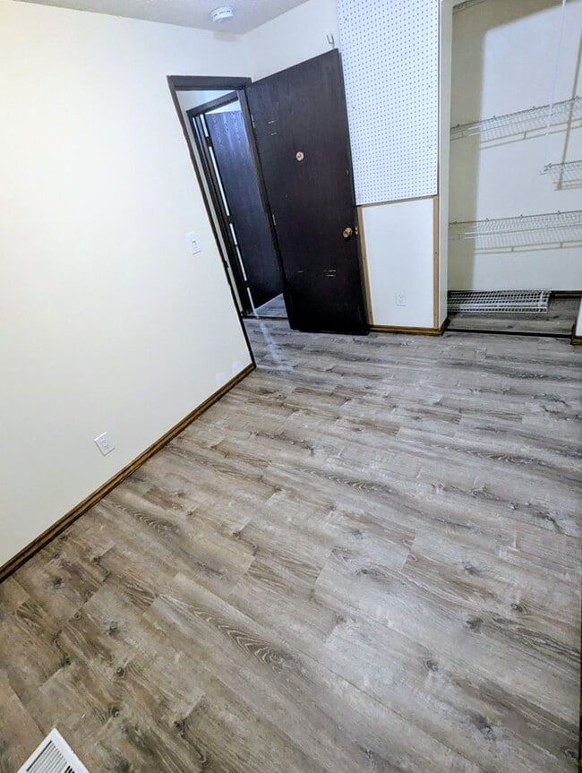 Building Photo - 4 BD/2BA Single Family Home in Dredge Lake area