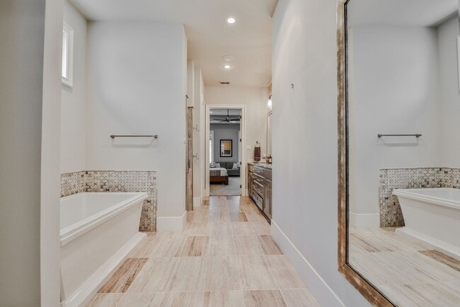 Building Photo - Stunning 4-Bedroom Luxury Home with Resort-Style Pool in Prestigious Oakmont Estates – Available ...