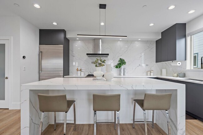 Building Photo - Stunning 4/3 in the Oakland Hills