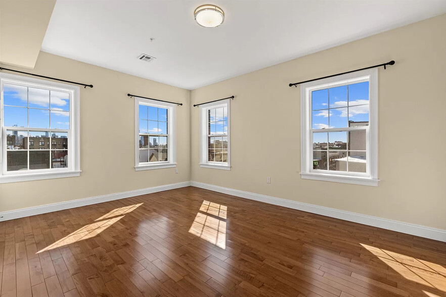 Building Photo - 4401 BERGENLINE Ave