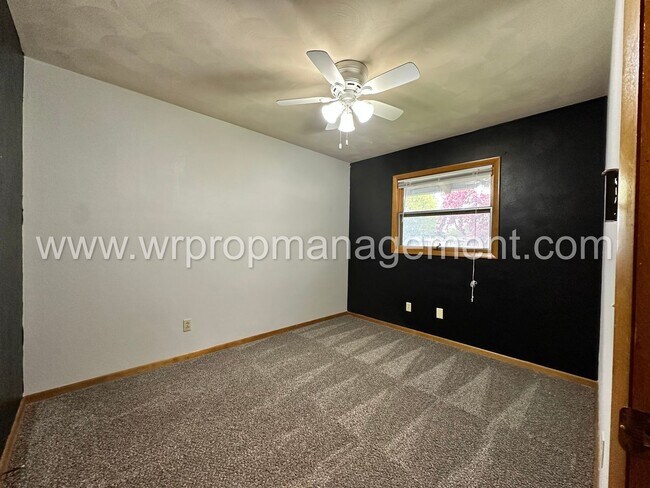 Building Photo - 400 Stamm St