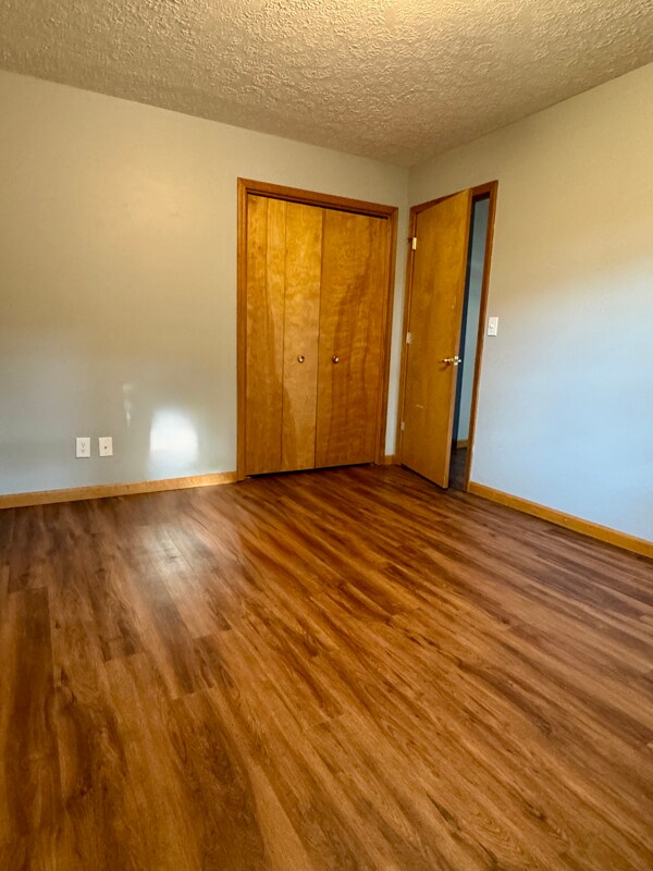 Building Photo - 403 S Park Square Dr