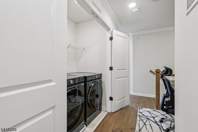 Building Photo - 21 Dahlia Dr