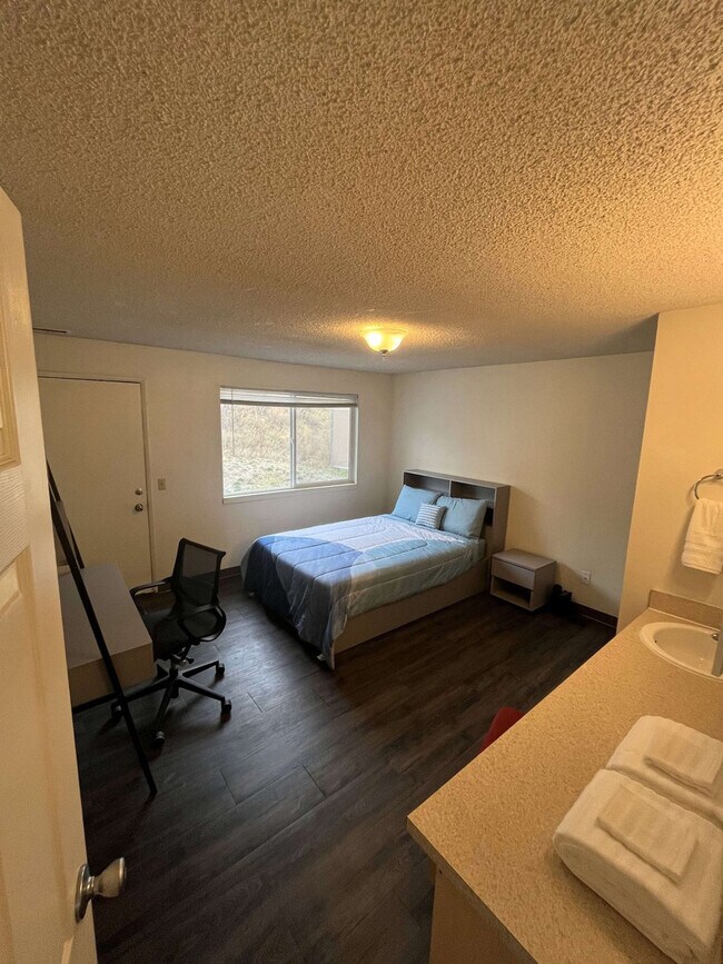 Building Photo - 1555 NE Merman Dr