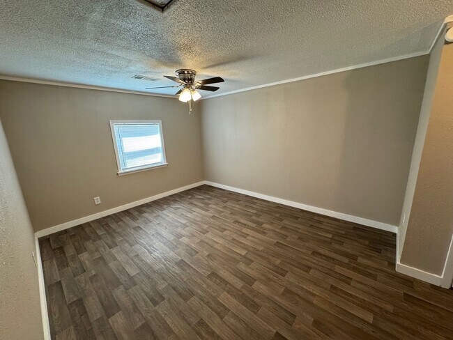 Building Photo - Beautifully Maintained South Waco Home