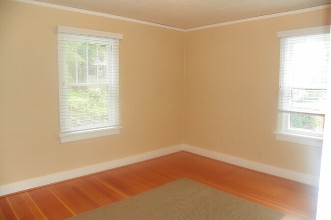 Building Photo - PETS CONSIDERED! Located in Bend's HISTORIC District, Walk to Drake Park! A/C, All Appliances, Ha...