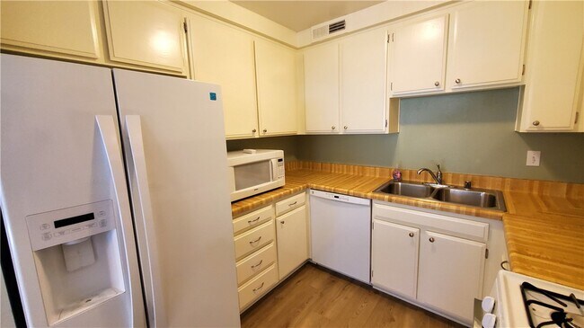 Building Photo - 1460 W Badillo St