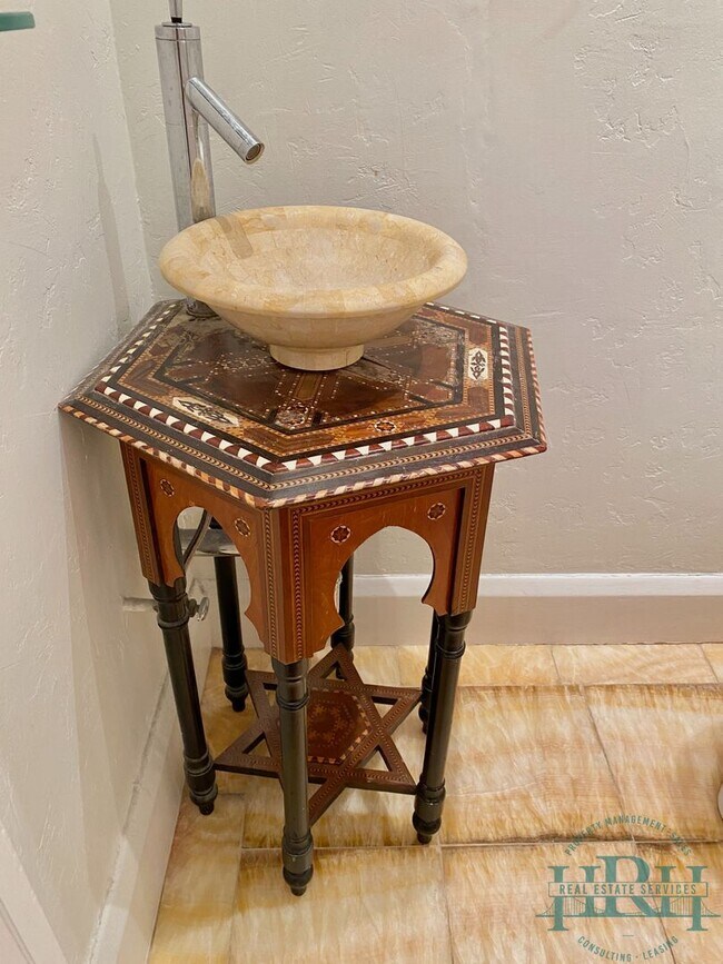 Building Photo - Beautiful and Spacious 1BR|1BA in Nob Hill...