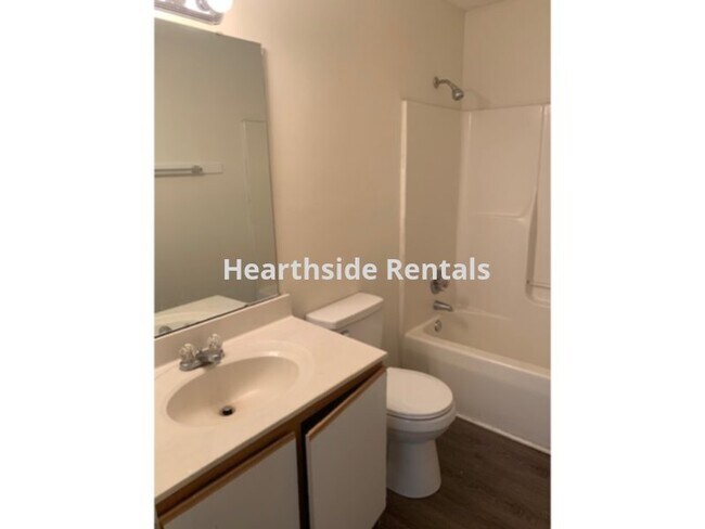 Building Photo - **2 Bedroom 1 Bath Apartment Near Pitt Com...