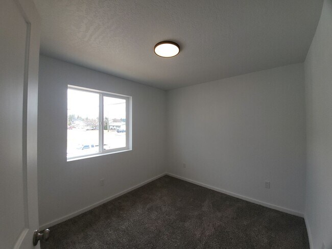 Building Photo - Newer Build