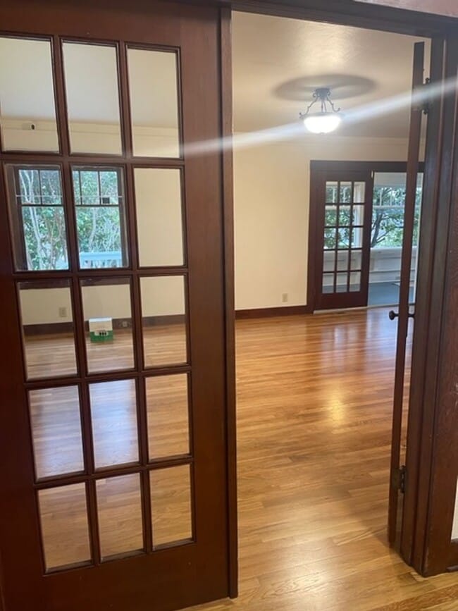 Building Photo - Spacious Craftsman Home