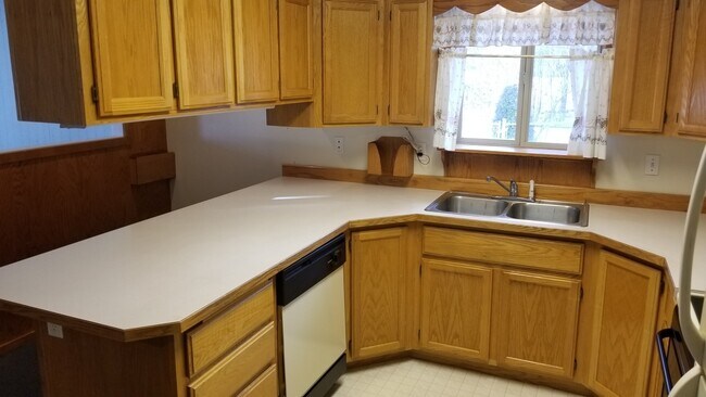 Building Photo - VIDEOTOUR: 2-Bedroom with Garage, close to...