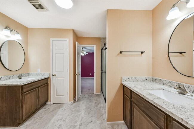 Building Photo - 2427 Shelby Park Dr