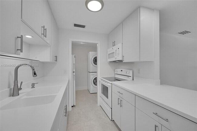 Building Photo - 810 SW 12th Ct