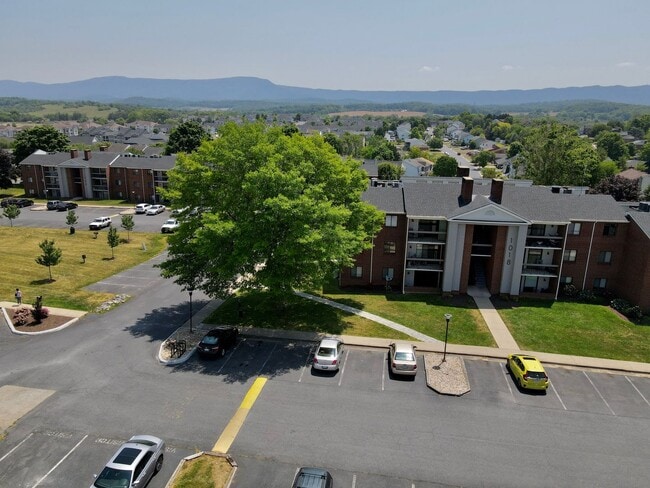 Building Photo - Top floor completely remodeled condo with open concept, vaulted ceilings and an electric fireplace!