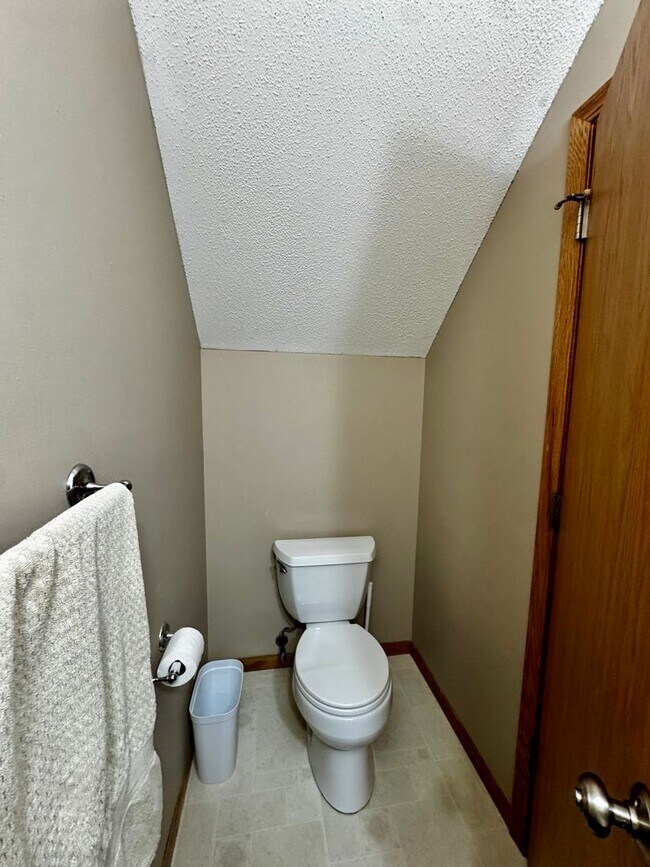Building Photo - Affordable Non-smoking townhouse in SW Rochester 2beds 2 baths 1 car attached garage washer dryer...