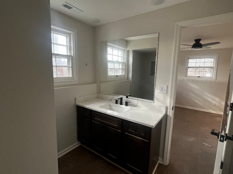 Building Photo - 1054 Wellington Rd