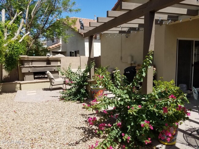 Building Photo - 646 E El Monte Pl