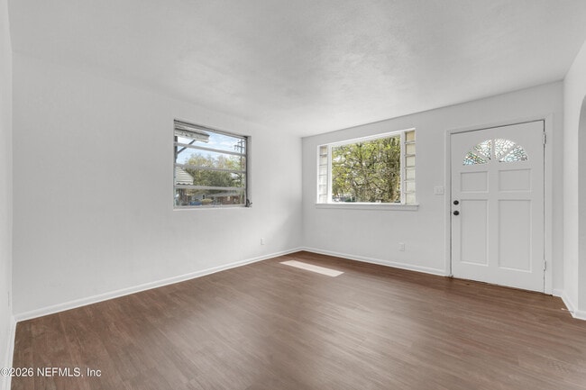 Building Photo - 503 W 16th St