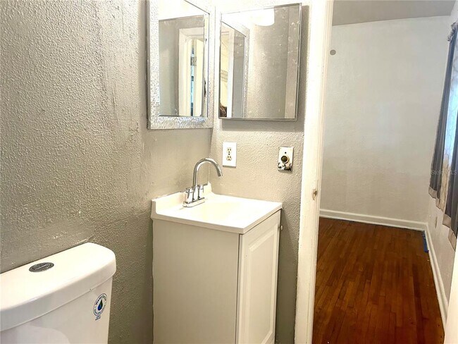 Building Photo - 112 Dahlia Dr