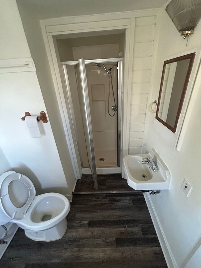 Building Photo - 1014 W 11th Ave