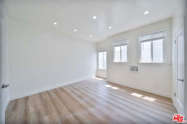 Building Photo - 132 S Kenmore Ave