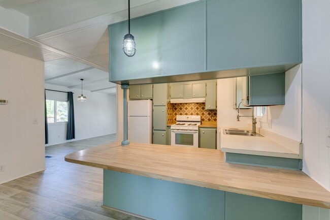Building Photo - Beautifully Remodeled Boulder City Home with Spacious Backyard Retreat