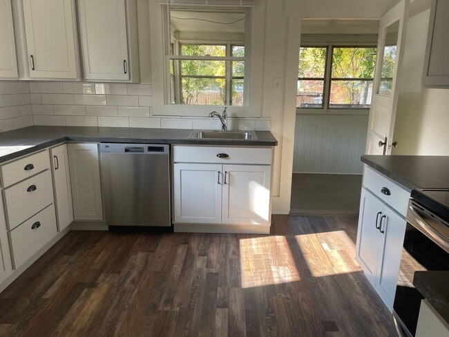 Building Photo - Pet Friendly 4 bedroom 1 bath