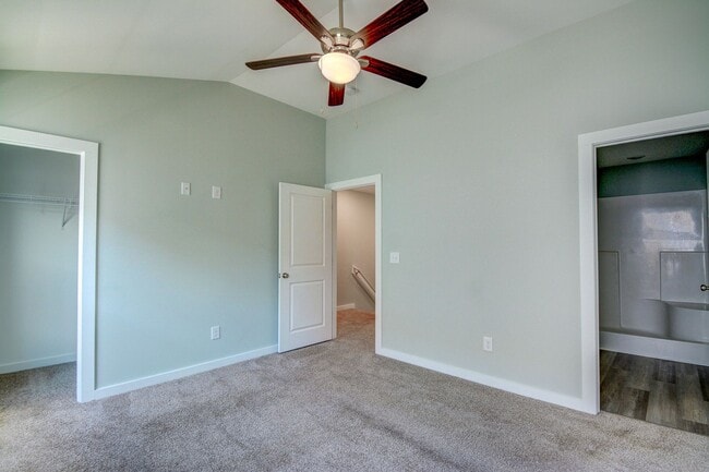 Building Photo - BEAUTIFUL! 2 Bedroom with Flex Space Townh...