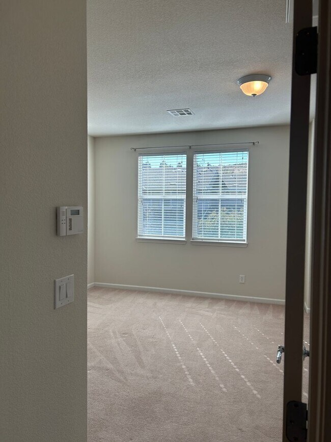 Building Photo - **READY FOR MOVE IN** Somersett Townhome