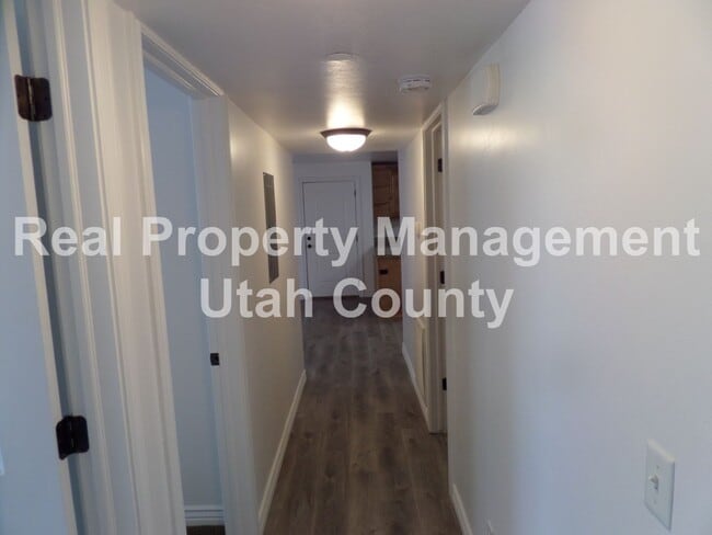 Building Photo - Darling Condo available