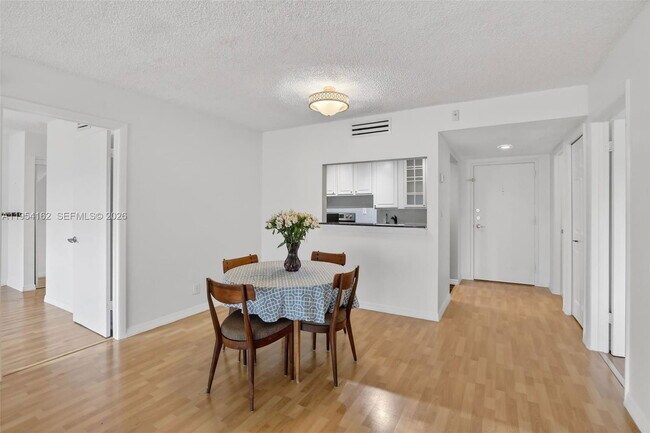 Building Photo - 200 Lakeview Dr