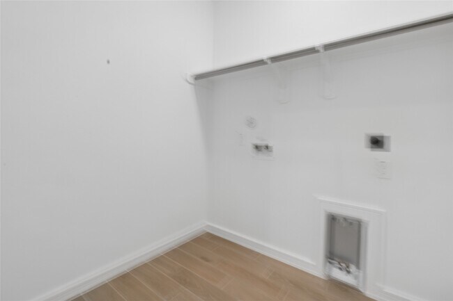 Building Photo - 698 Daniels Lk Ln