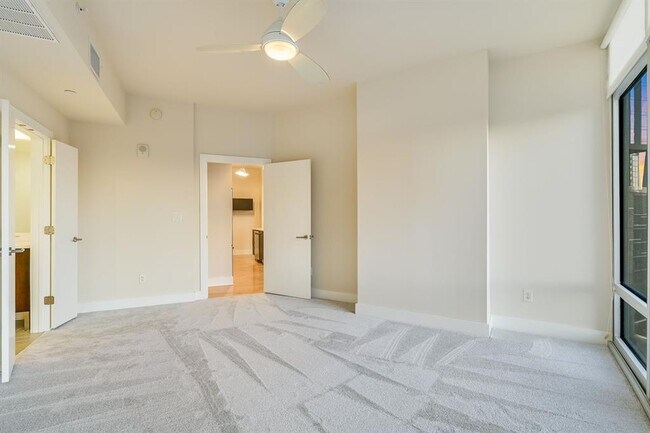 Building Photo - 603 Davis St