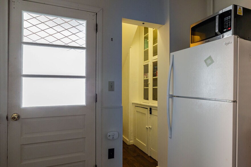 Building Photo - 552 Columbia St