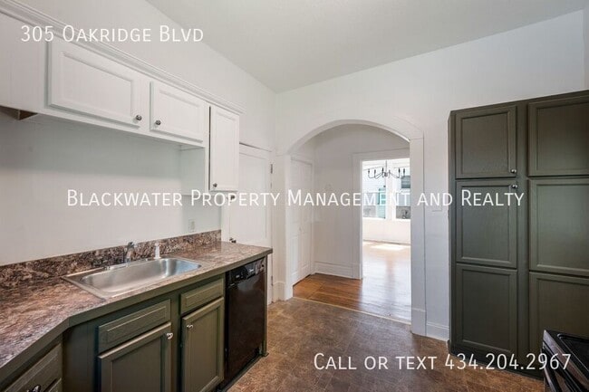 Building Photo - 305 Oakridge Blvd