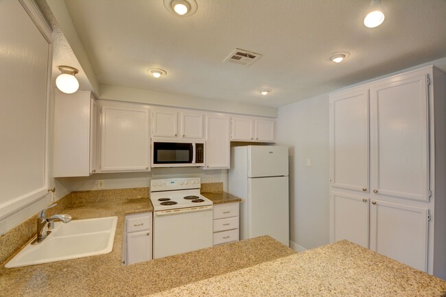 Building Photo - SUNSET BAY CONDO Two bed/ Two bath condo l...