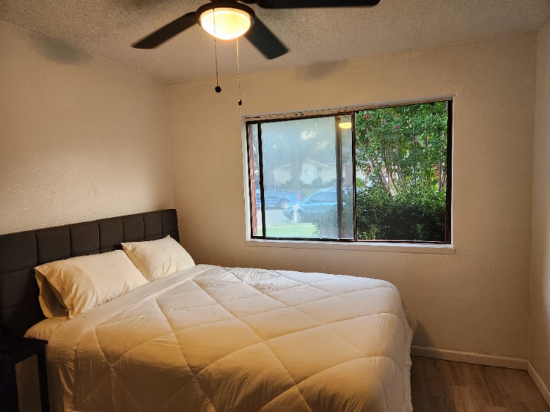 Building Photo - 1533 Bosque Dr